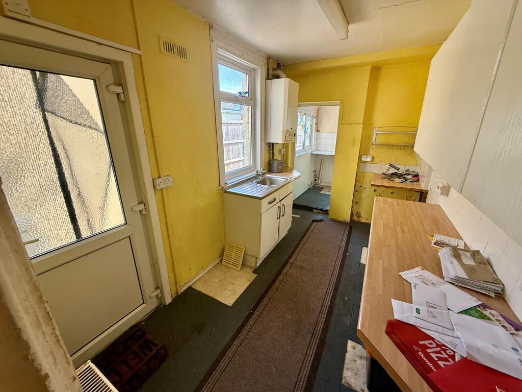 Lot: 97 - MID-TERRACE HOUSE FOR IMPROVEMENT - Kitchen
